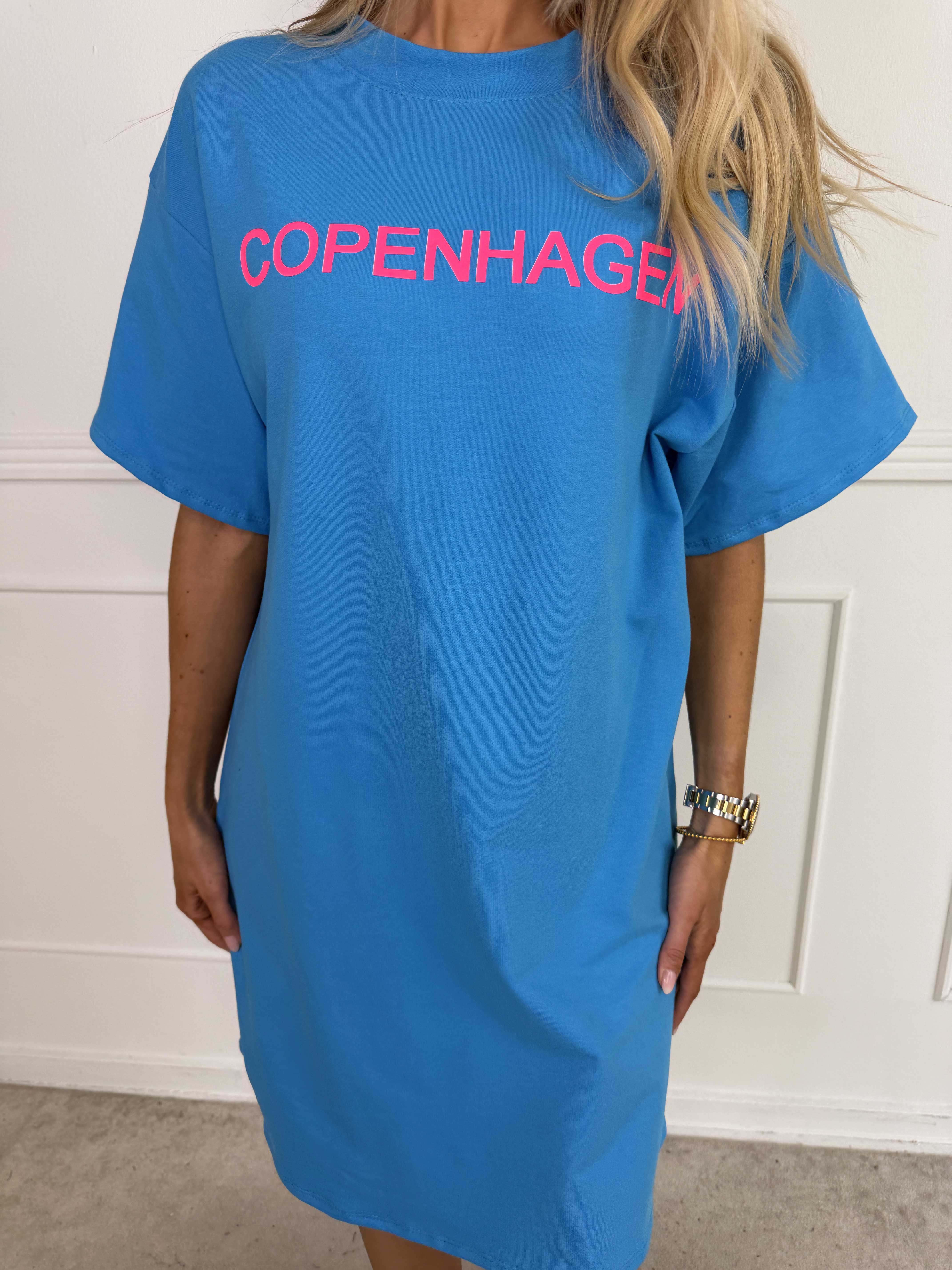 Malia - Bomulls-T-shirtklänning med COPENHAGEN-tryck